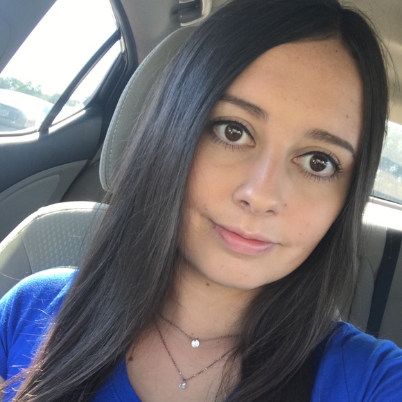 Profile Picture of Brittni Rhomberg (@glamyourlife) on Poshmark