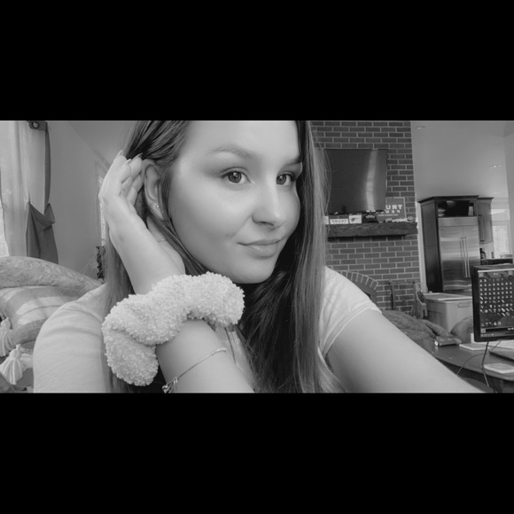 Profile Picture of Brickelle Leitl (@brickelleleitl) on Poshmark