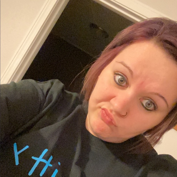 Profile Picture of Ashley Huinker (@ahuinker) on Poshmark