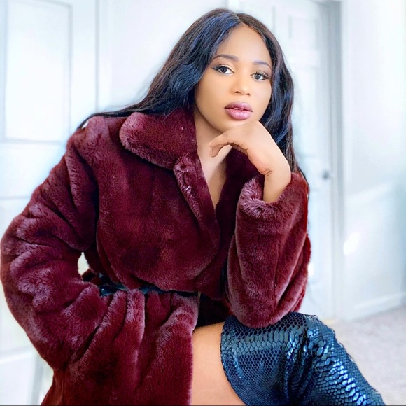 Profile Picture of Daisy Fofie (@daisyfofie) on Poshmark