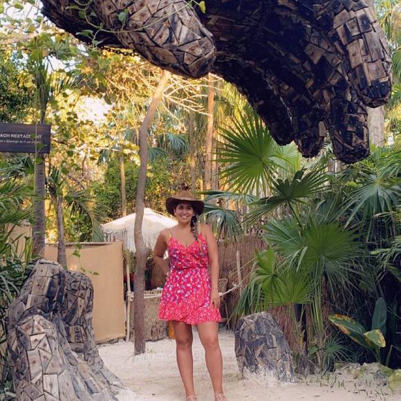 Profile Picture of Juliana Alzate (@julianaalzate) on Poshmark