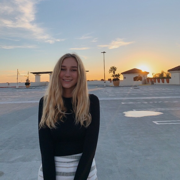 Profile Picture of Julia Feldmann (@juliafeldmannnn) on Poshmark