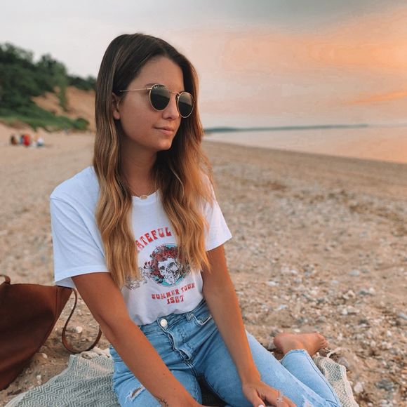 Profile Picture of Kristen Zeumer (@kristenzeumer) on Poshmark