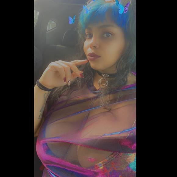 Profile Picture of Laurimar Angeli (@laurimarangeli) on Poshmark