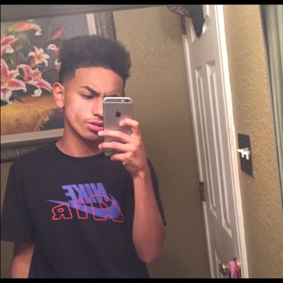 Profile Picture of Junior Belmares (@juni0rb) on Poshmark