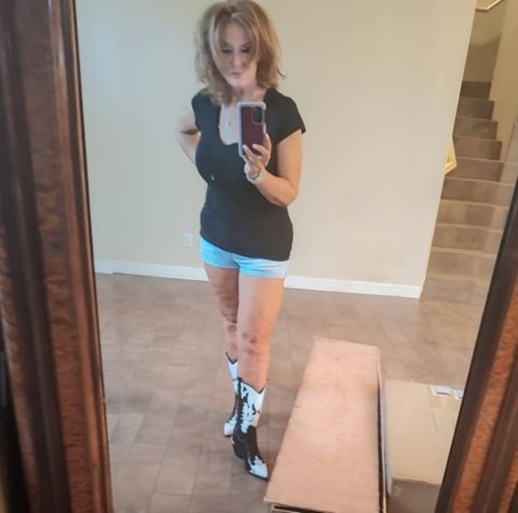 Profile Picture of Darlene Carlsson (@darlenecarlsson) on Poshmark