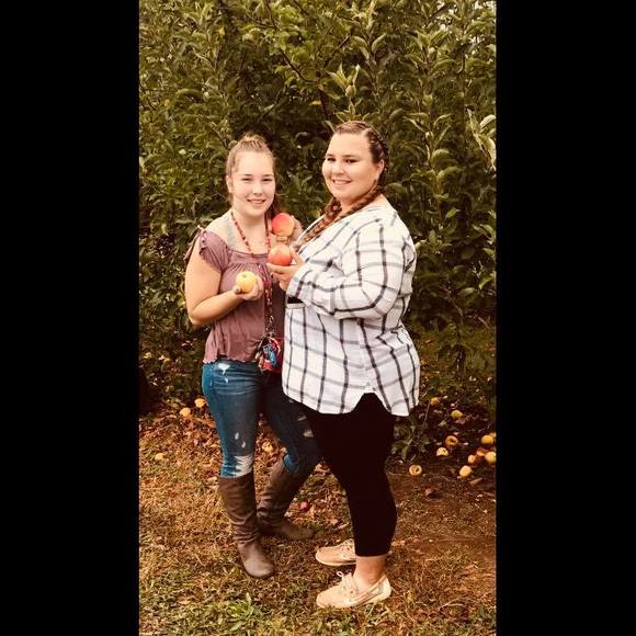 Profile Picture of Morgan Brozena (@mbrozena) on Poshmark