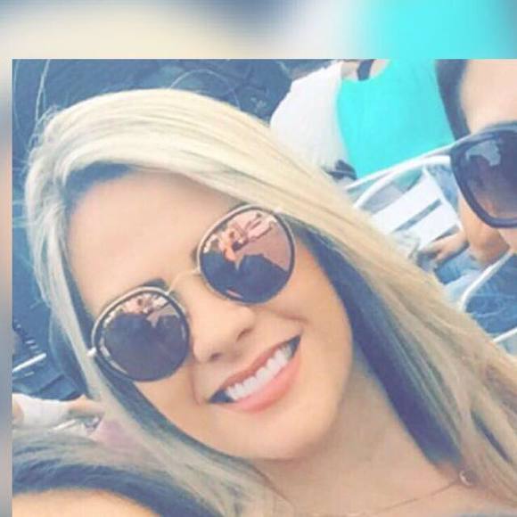 Profile Picture of Lorena Melo (@lorenaameloo) on Poshmark