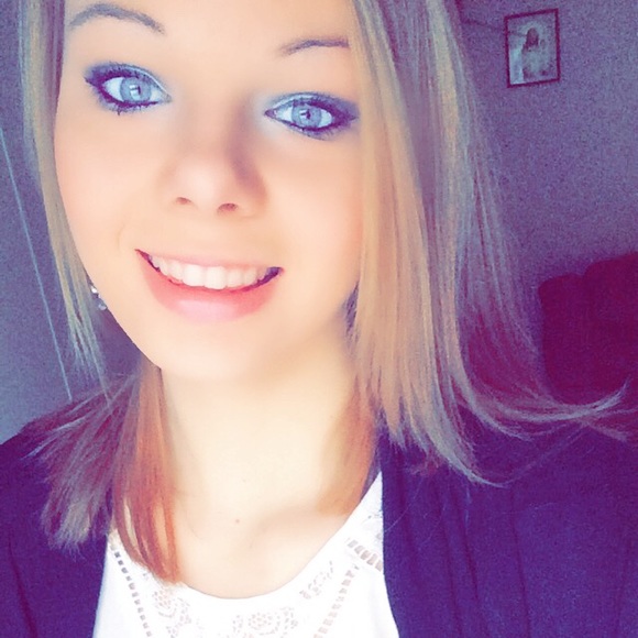 Elizabeth Pemberton - Poshmark Profile Picture of Elizabeth Pemberton (@elizabeth_kay17) on Poshmark