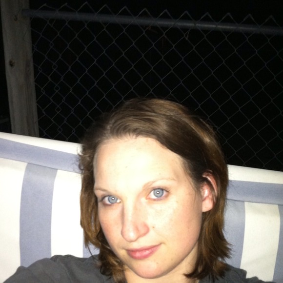 Profile Picture of Danielle Benson (@daniellebenson) on Poshmark