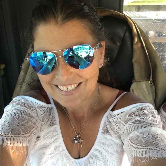 Profile Picture of Bobbie Colvin (@bobbiecolvin79) on Poshmark