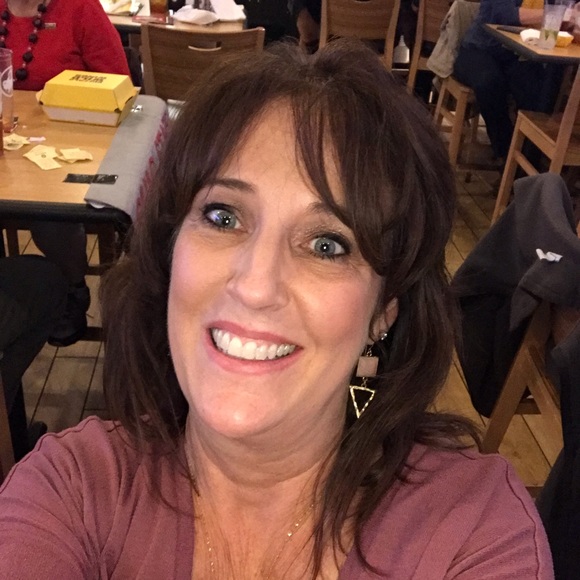 Profile Picture of Sherry Skipper (@sherryskipper) on Poshmark