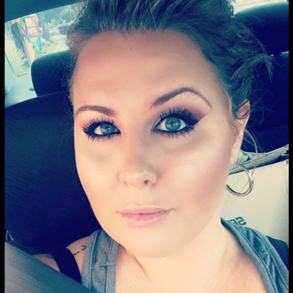 Profile Picture of Sarah Brewton (@sarahfayrine) on Poshmark