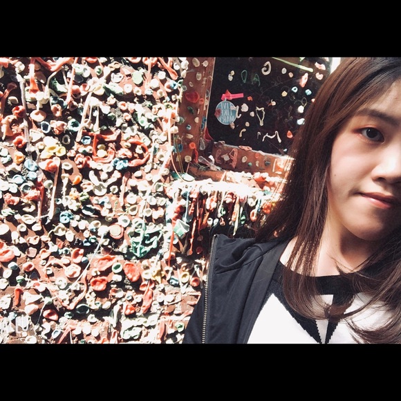 Profile Picture of Lily Zhang (@lilyzzzzz) on Poshmark