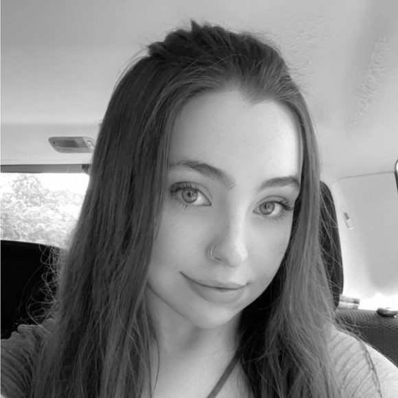 Profile Picture of Jennifer Klosterhoff (@jnnnfr) on Poshmark