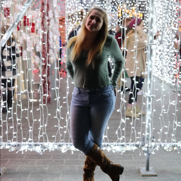 Profile Picture of Sarah Gross (@ssarahelise) on Poshmark