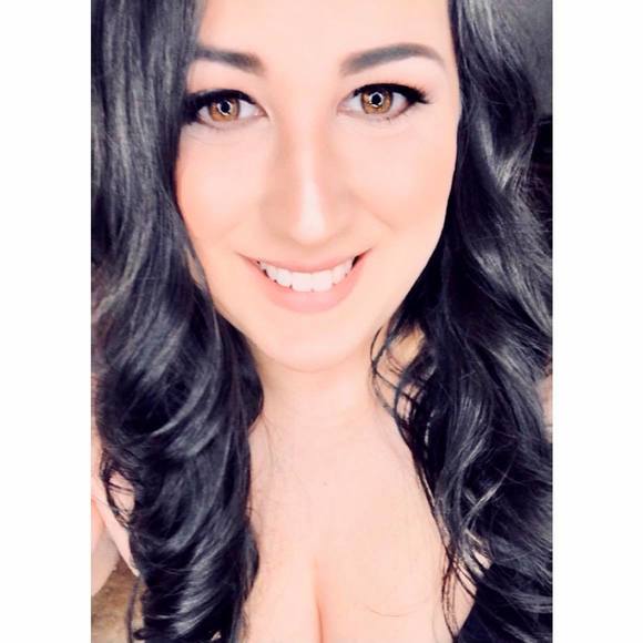 Profile Picture of Christina Bohlman (@cbohlman) on Poshmark