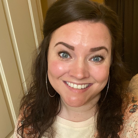Profile Picture of Amanda Chalmers (@amandalchalmers) on Poshmark