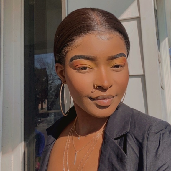 Profile Picture of Noela Bulimwengu (@nbulimwengu) on Poshmark