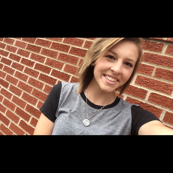 Profile Picture of Danielle Mauck (@danilouu) on Poshmark