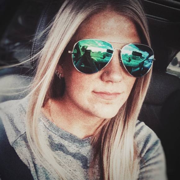 Profile Picture of Laura Andreshak (@susieq163) on Poshmark
