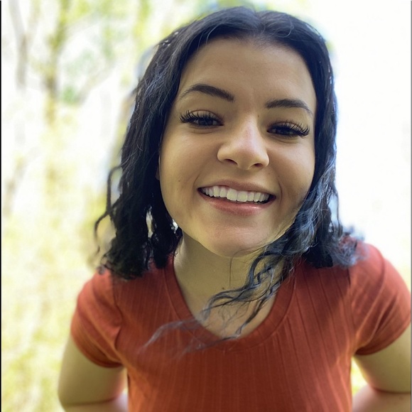 Profile Picture of Kylee Long (@klong1016) on Poshmark