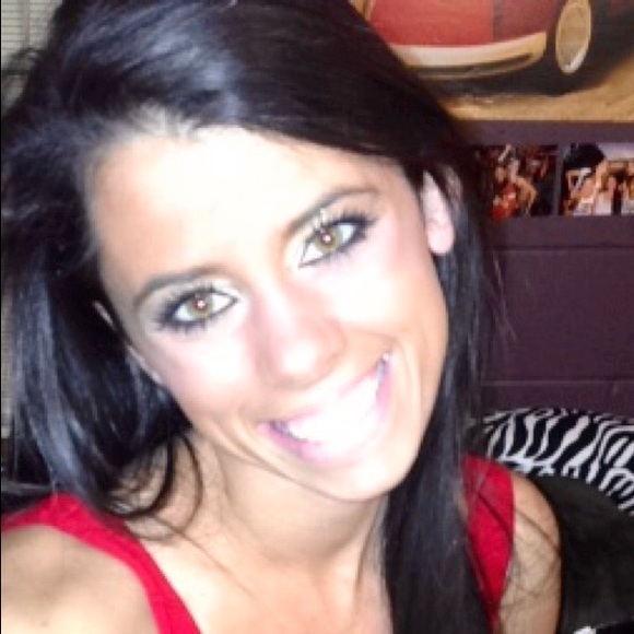 Profile Picture of Nicolette Pelrine (@nicolettex10) on Poshmark