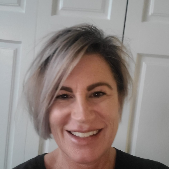 Profile Picture of Liza Johnson-holbert (@lizalj) on Poshmark