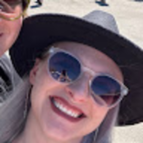 Profile Picture of Steph Feakes (@stephfeakes) on Poshmark