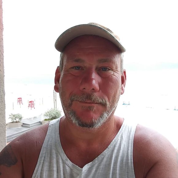 Profile Picture of Aaron Oliver (@aaron_oliverii) on Poshmark