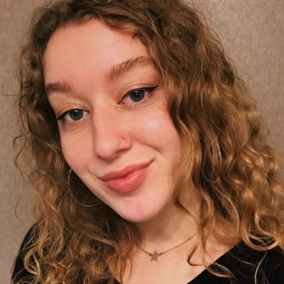Profile Picture of Elise Steele (@elise_steele) on Poshmark