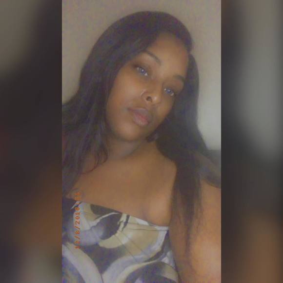 Profile Picture of Shanaee Riggsbee (@face101) on Poshmark