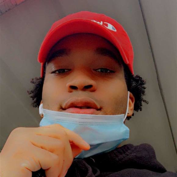 Profile Picture of Tavaris Shandle (@tavarisshandle) on Poshmark