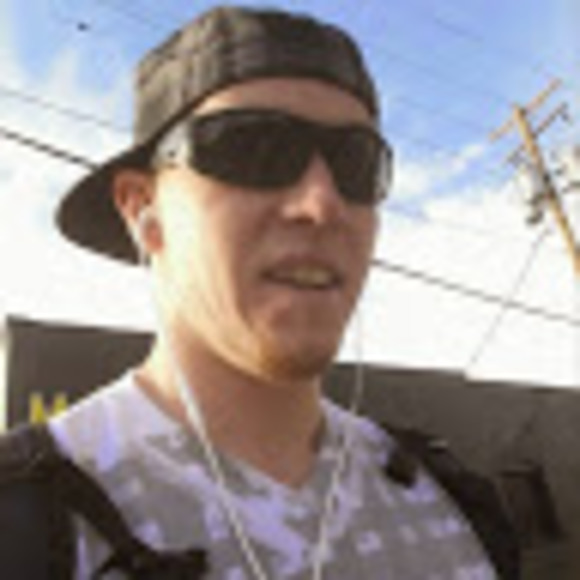 Profile Picture of Robert Van buren (@bulldoezer77) on Poshmark