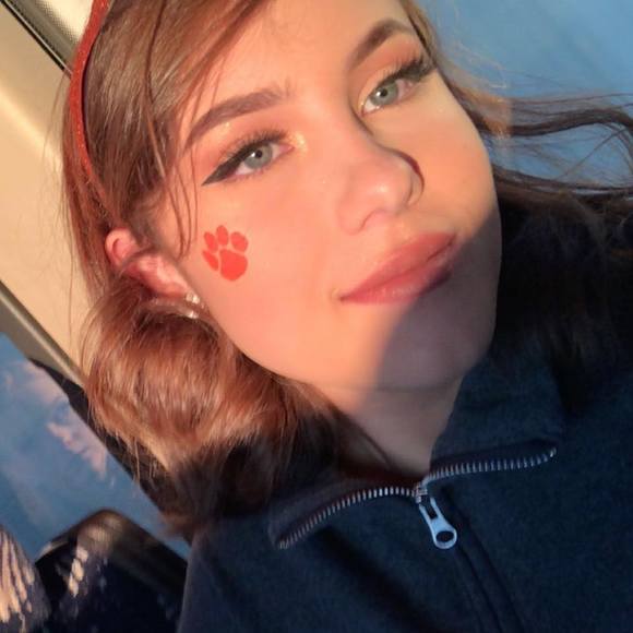 Profile Picture of Emily Poteat (@emmy_poteat) on Poshmark