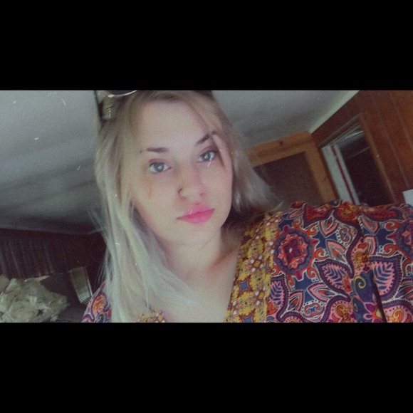 Profile Picture of Amanda Gauss (@amanda_gauss) on Poshmark