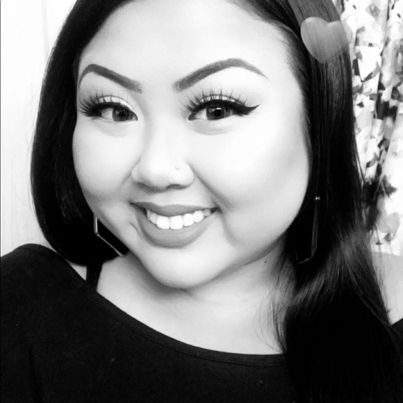 Profile Picture of Lyna Chanthakham (@lynab3an) on Poshmark