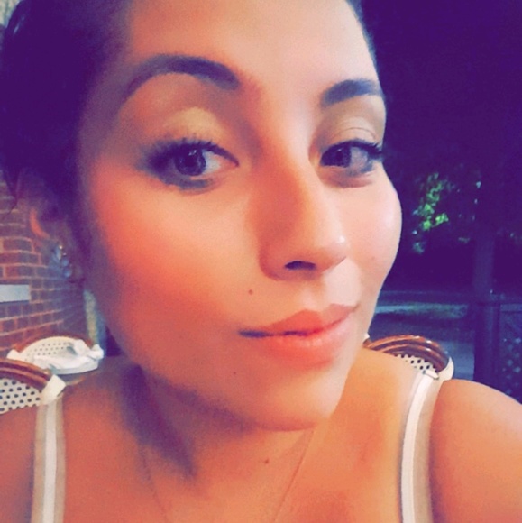 Profile Picture of Annette Delgado (@annettedelgado) on Poshmark