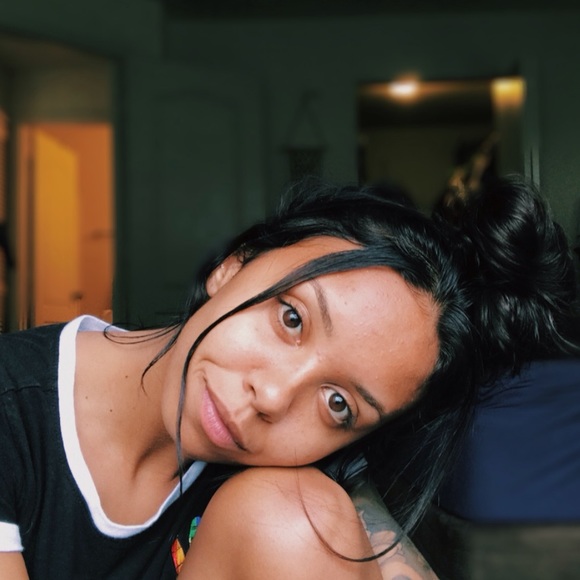 Profile Picture of Heaven Hoesley (@heaventhoesley) on Poshmark