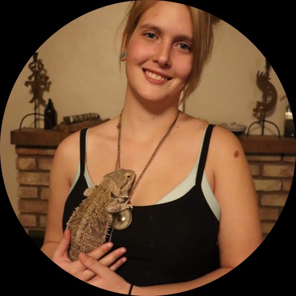 Profile Picture of Catherine Thompson (@cathy12202001) on Poshmark