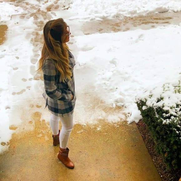 Profile Picture of Tamires Saturno (@tsaturno) on Poshmark