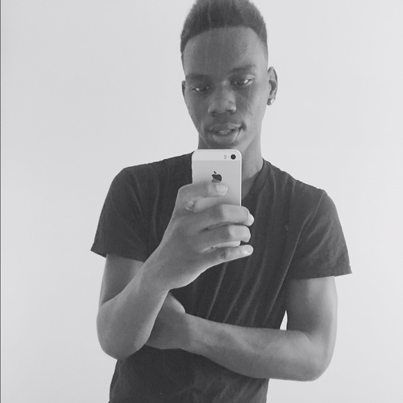 Profile Picture of Devon Page (@devonpage00) on Poshmark