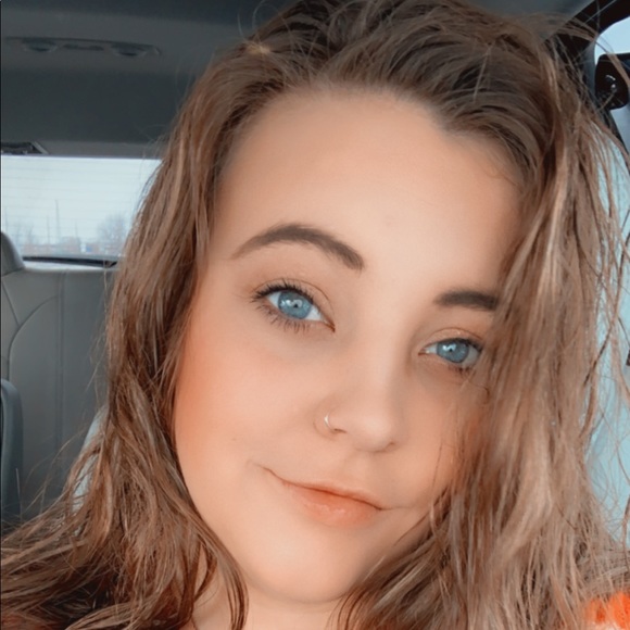 Profile Picture of Baylee Wilson (@bvanpelt) on Poshmark