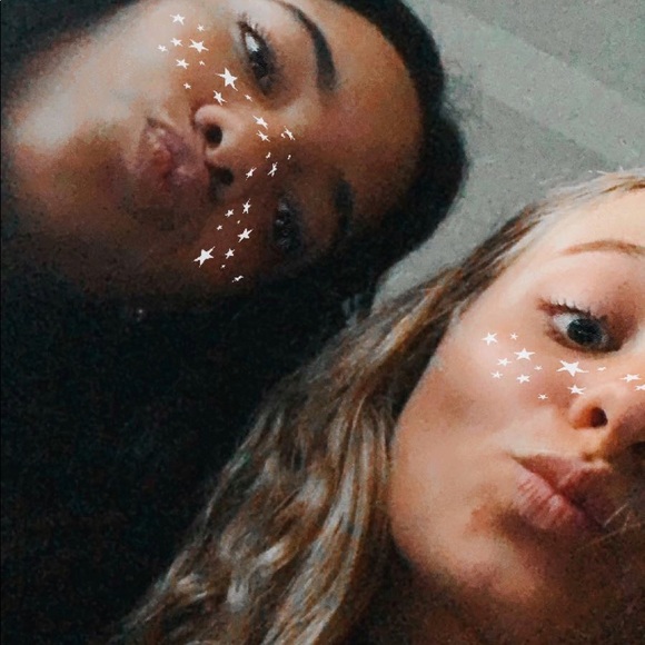 Profile Picture of Ella and kailee Capretti (@moveoutmoney) on Poshmark