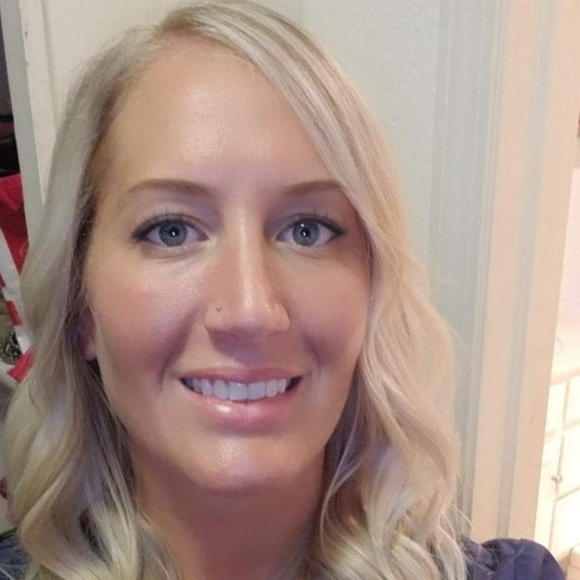 Profile Picture of Sarah Garinger (@sarahgaringer) on Poshmark