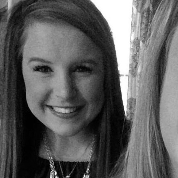 Profile Picture of Ellie Zuerlein (@heyitsellie) on Poshmark