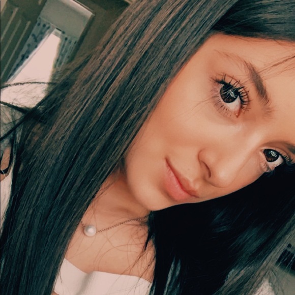 Profile Picture of Manuela Arango (@manuaravarg) on Poshmark