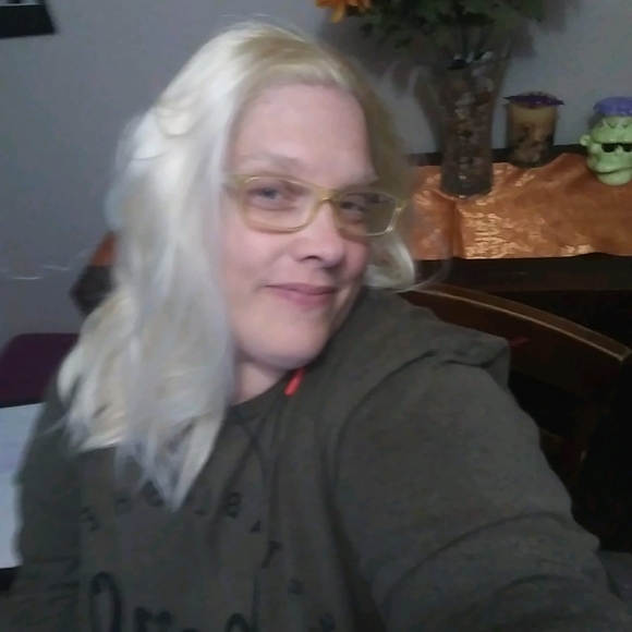 Profile Picture of Danielle L (@daniellel1976) on Poshmark