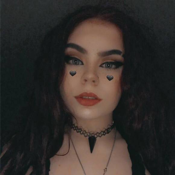 Profile Picture of Emily Oravetz (@emilyoravetz16) on Poshmark