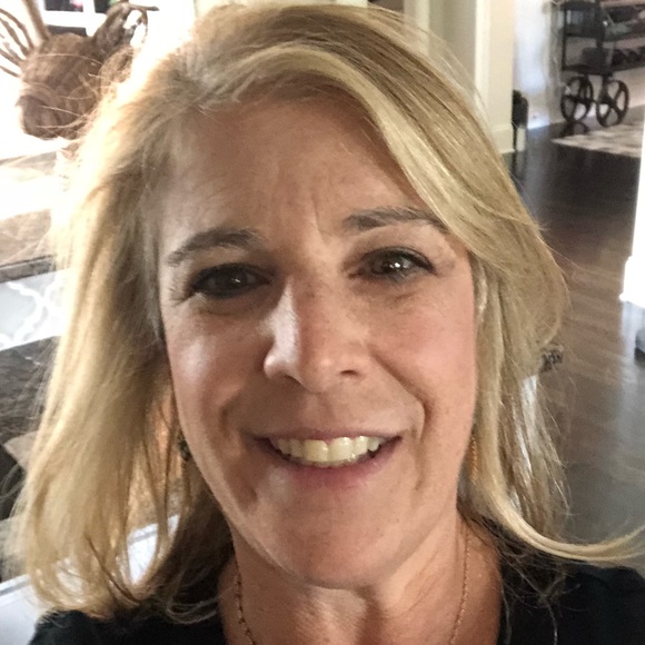 Profile Picture of Karen Zuker (@kzuker) on Poshmark